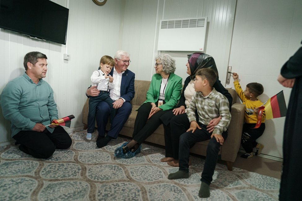 Bundespräsident Steinmeier besucht ein Unterbringungszentrum für Erdbebenopfer 